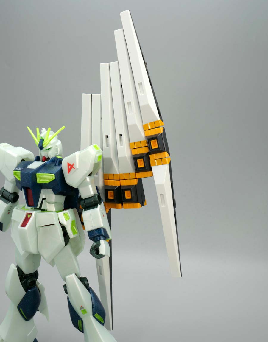 EGガンプラ入り手さげBOX ENTRY GRADE 1/144 νガンダム (サイコフレーム発光イメージカラー)のガンプラレビュー画像です