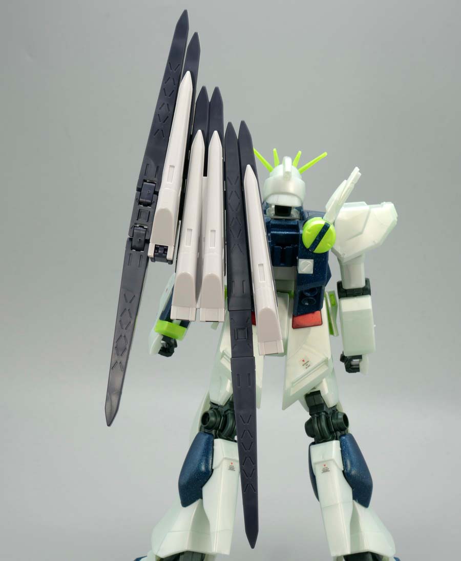 EGガンプラ入り手さげBOX ENTRY GRADE 1/144 νガンダム (サイコフレーム発光イメージカラー)のガンプラレビュー画像です