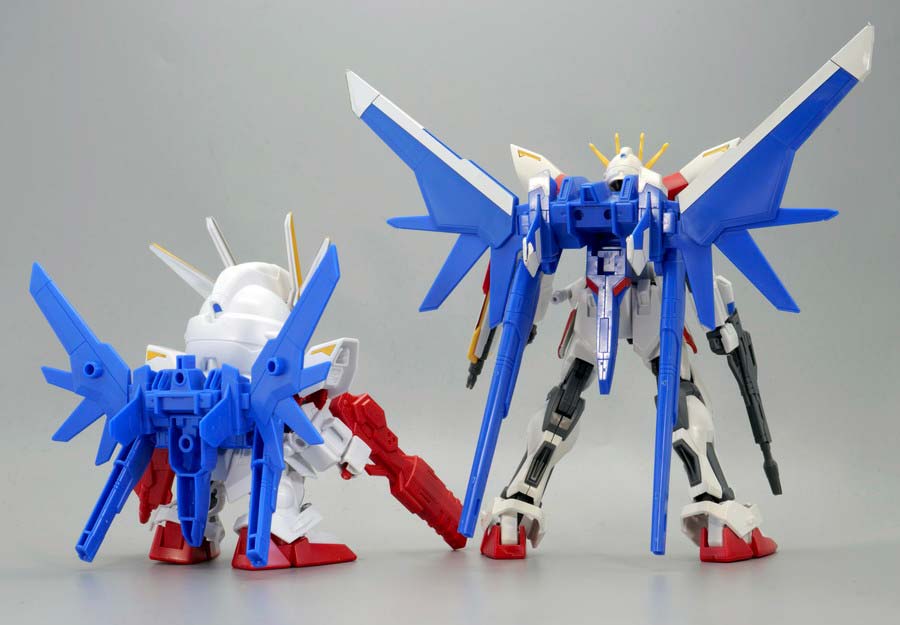 HGとBB戦士ビルドストライクガンダム フルパッケージのガンプラ比較画像です