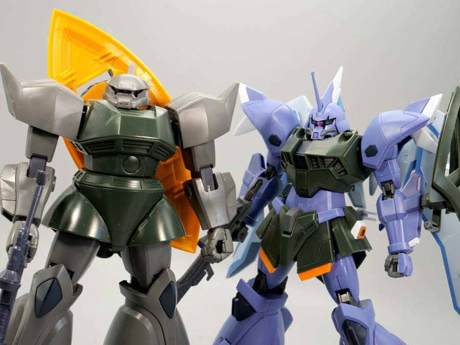 HGゲルググとHGゲルググメナースの比較ガンプラ画像です