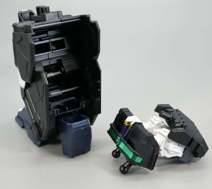 ジェネラルフォートレスへの合体方法のガンプラ画像です