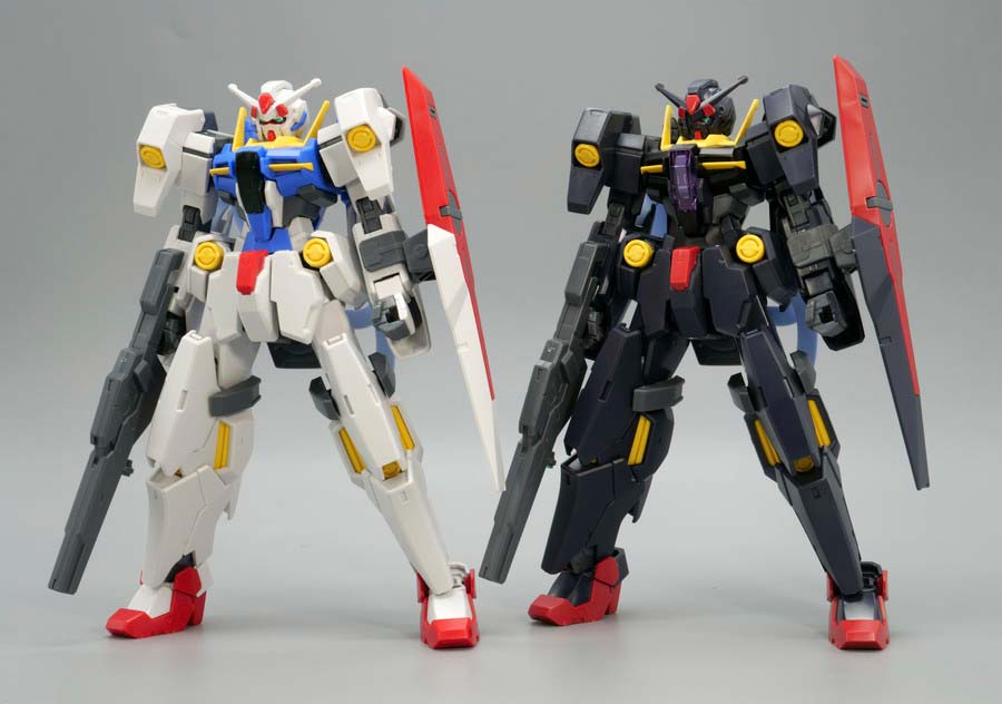 HGガンダムプルトーネとブラックのガンプラ比較画像です