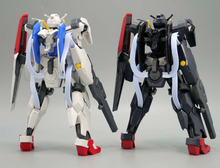 HGガンダムプルトーネとブラックのガンプラ比較画像です