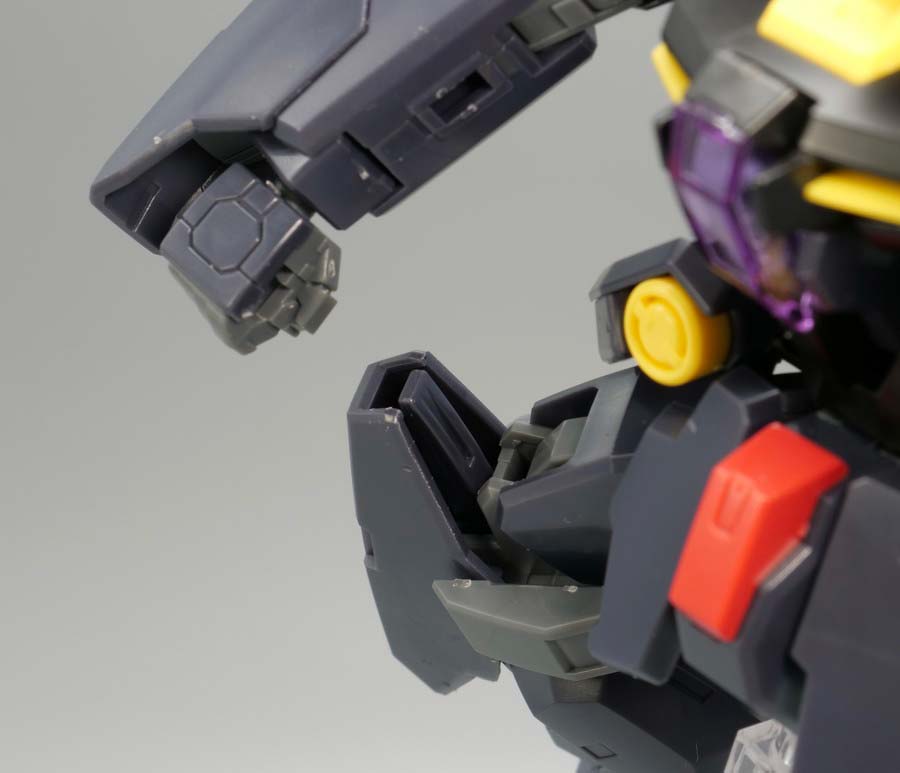 HGガンダムプルトーネブラックのガンプラレビュー画像です