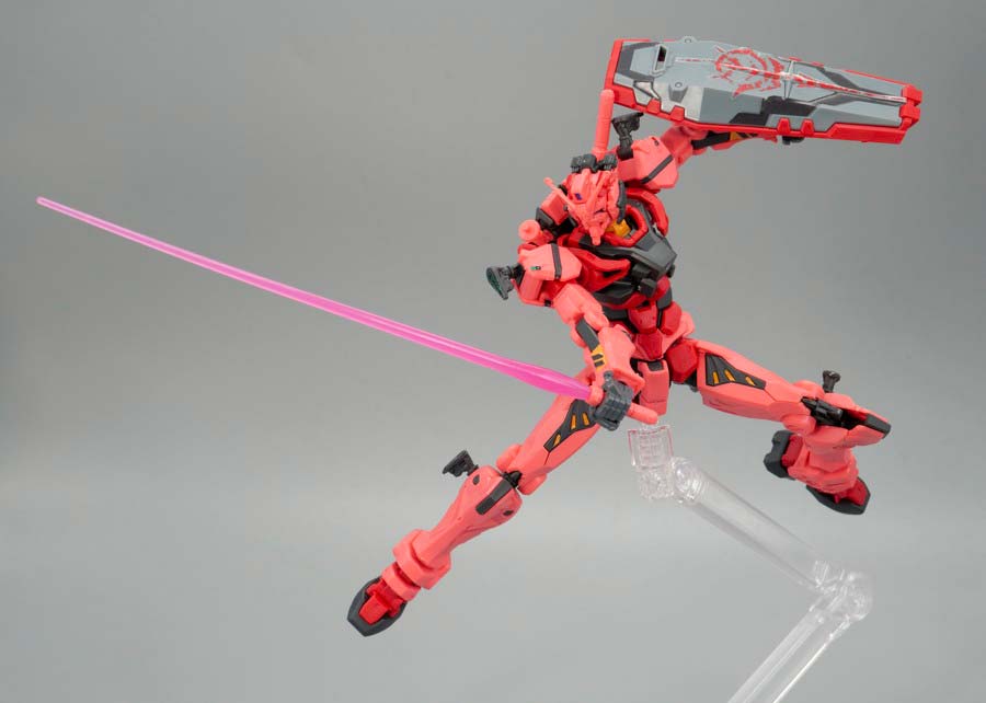 HG赤いガンダムのガンプラレビュー画像です