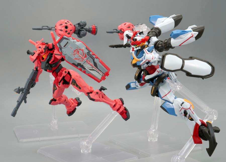 HGジークアクスと赤いガンダムのガンプラ画像です