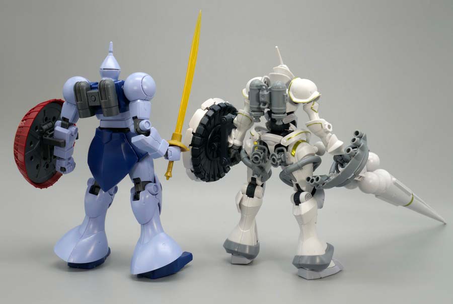 HGUCギャンとHGエグザベ専用ギャン（ハクジ装備）のガンプラ比較画像です