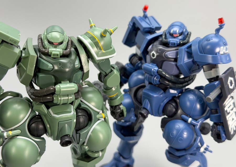 HGザク（GQ）と軍警ザクのガンプラ比較画像です