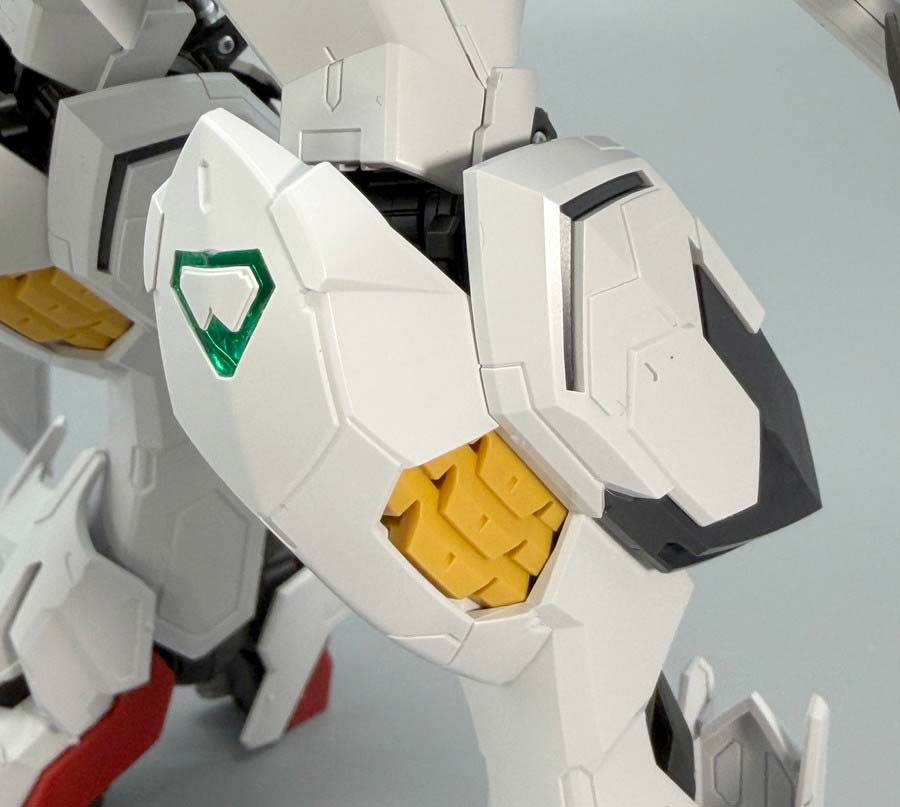 MGガンダムバルバトスルプスのガンプラレビュー画像です