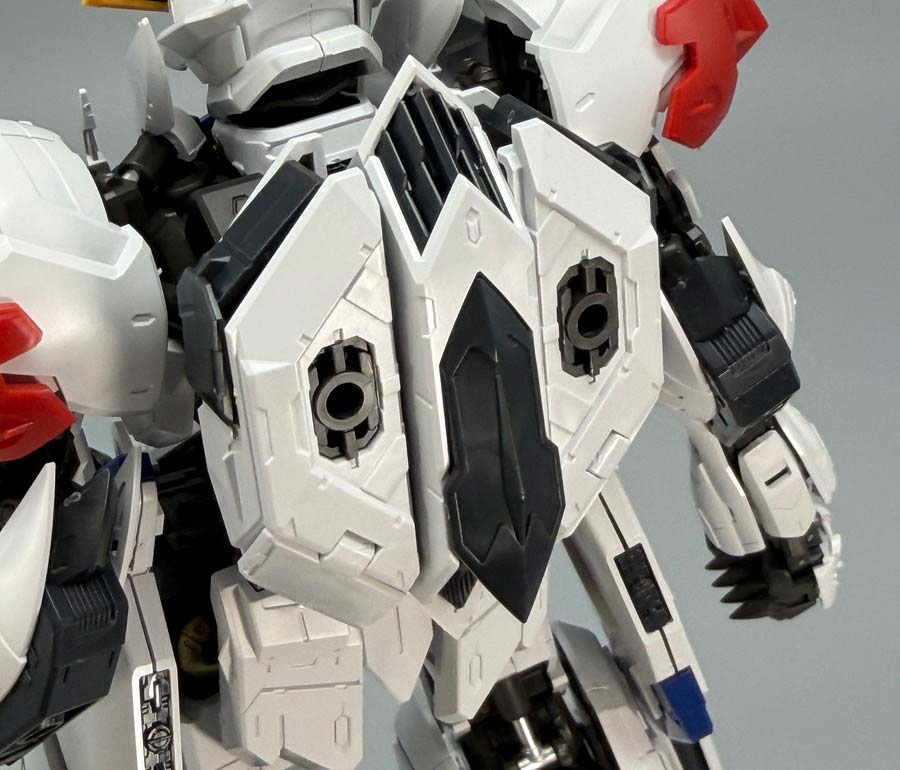 MGガンダムバルバトスルプスのガンプラレビュー画像です