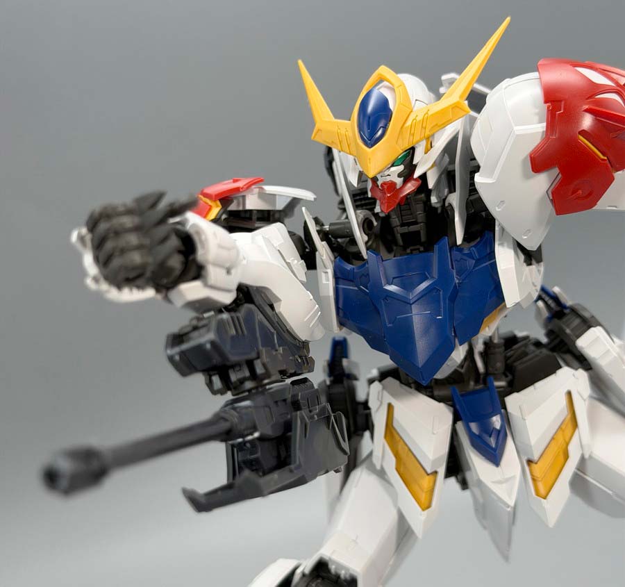 MGガンダムバルバトスルプスのガンプラレビュー画像です