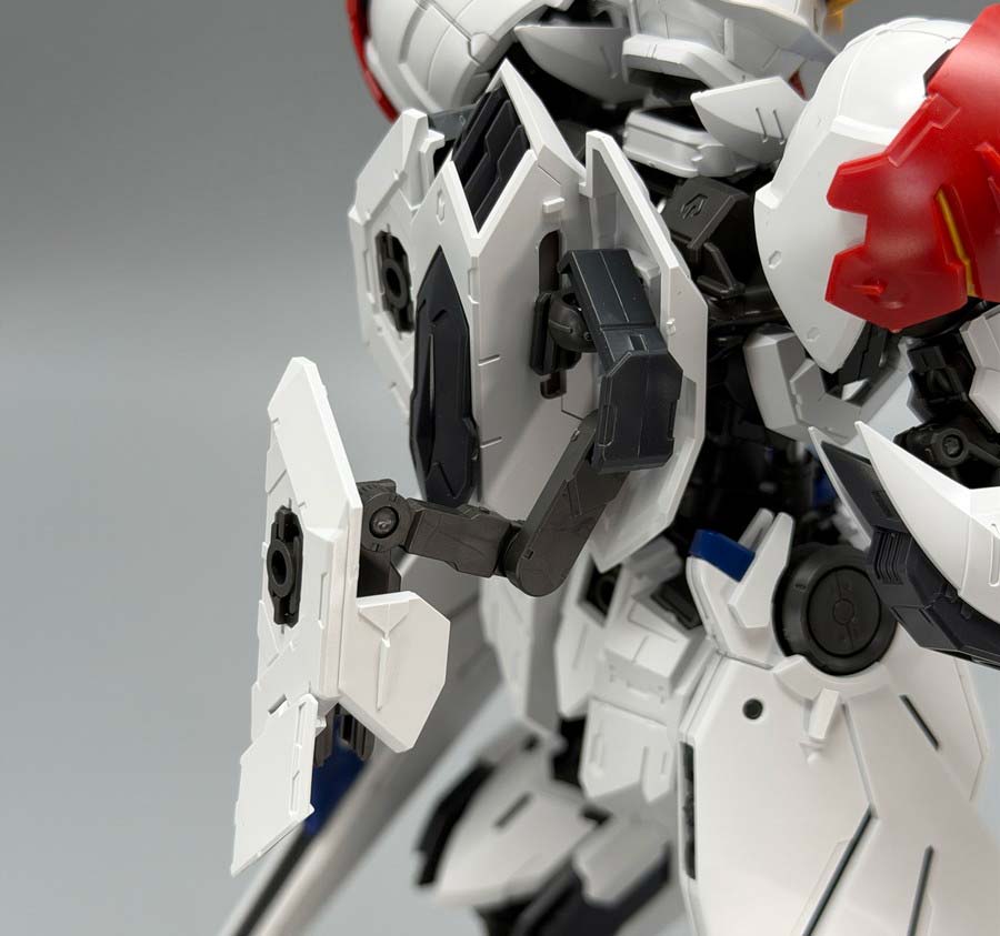 MGガンダムバルバトスルプスのガンプラレビュー画像です