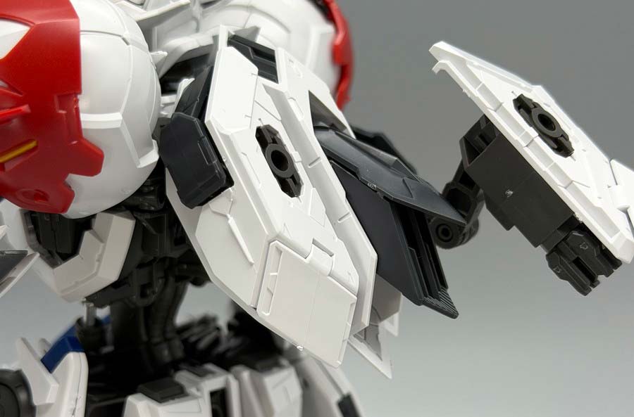 MGガンダムバルバトスルプスのガンプラレビュー画像です