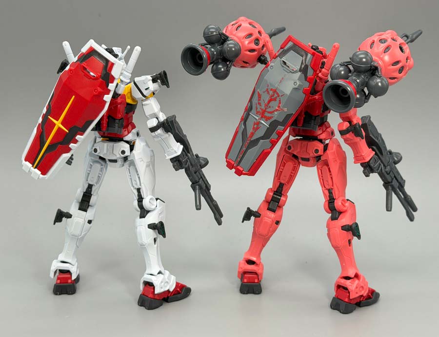 HG白いガンダムと赤いガンダムの比較ガンプラ画像です