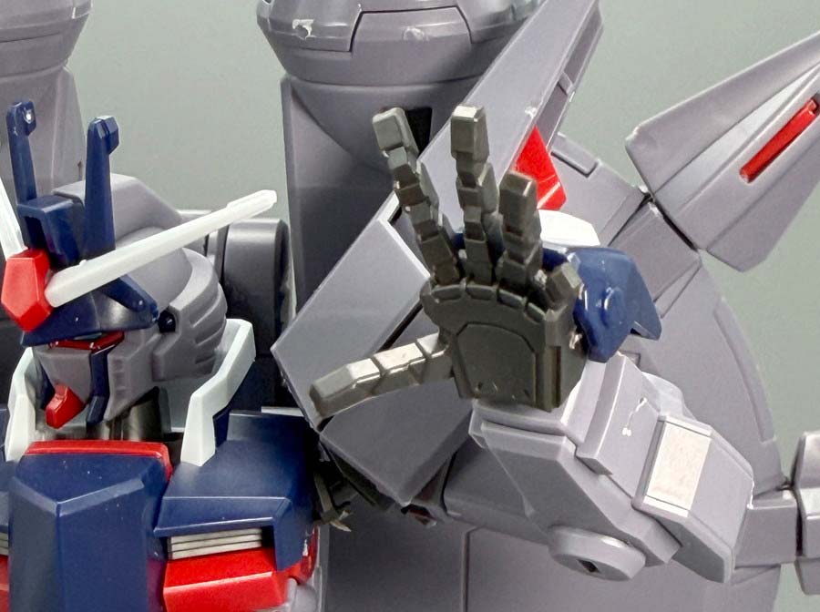 HGCEレジェンドガンダムのガンプラレビュー画像です