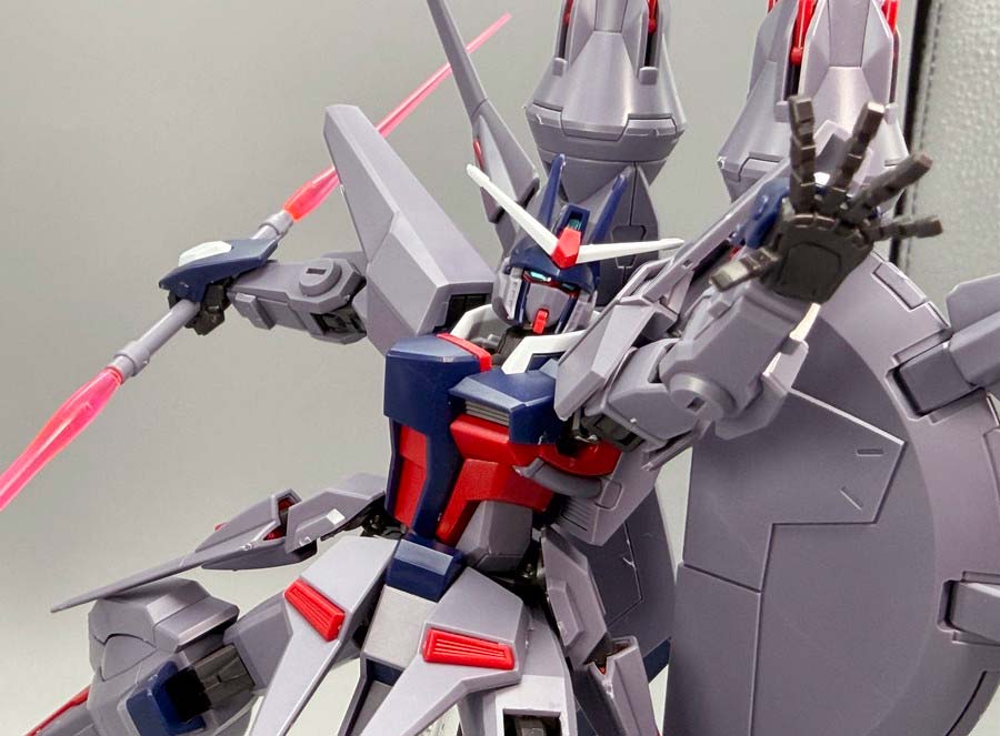 HGCEレジェンドガンダムのガンプラレビュー画像です